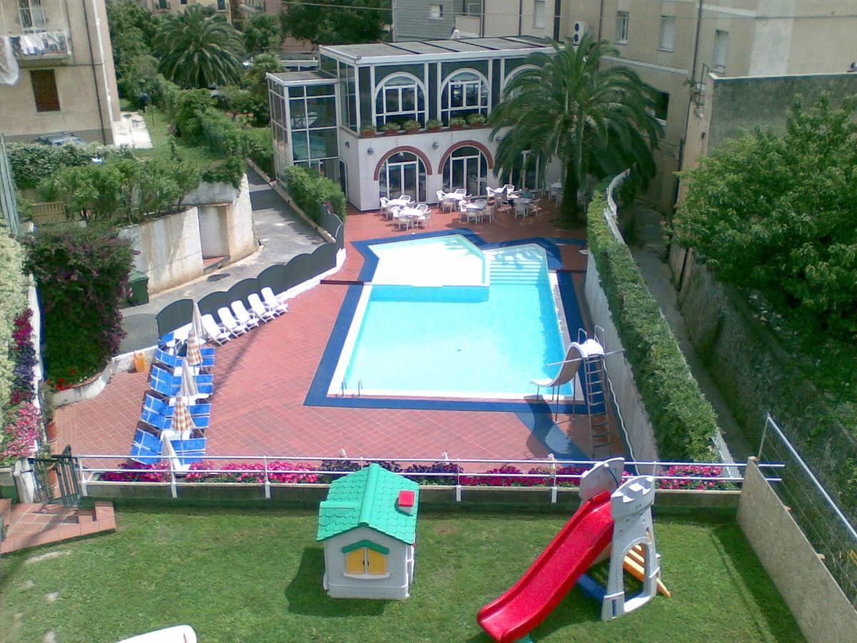 Hotel Riviera 3 Stelle Con Piscina Estiva E Campo Tennis Gratuiti E Garage A Pagamento Spotorno Exterior photo